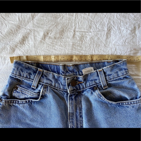 Vintage Levi’s High-Waisted Short - Picture 5 of 7